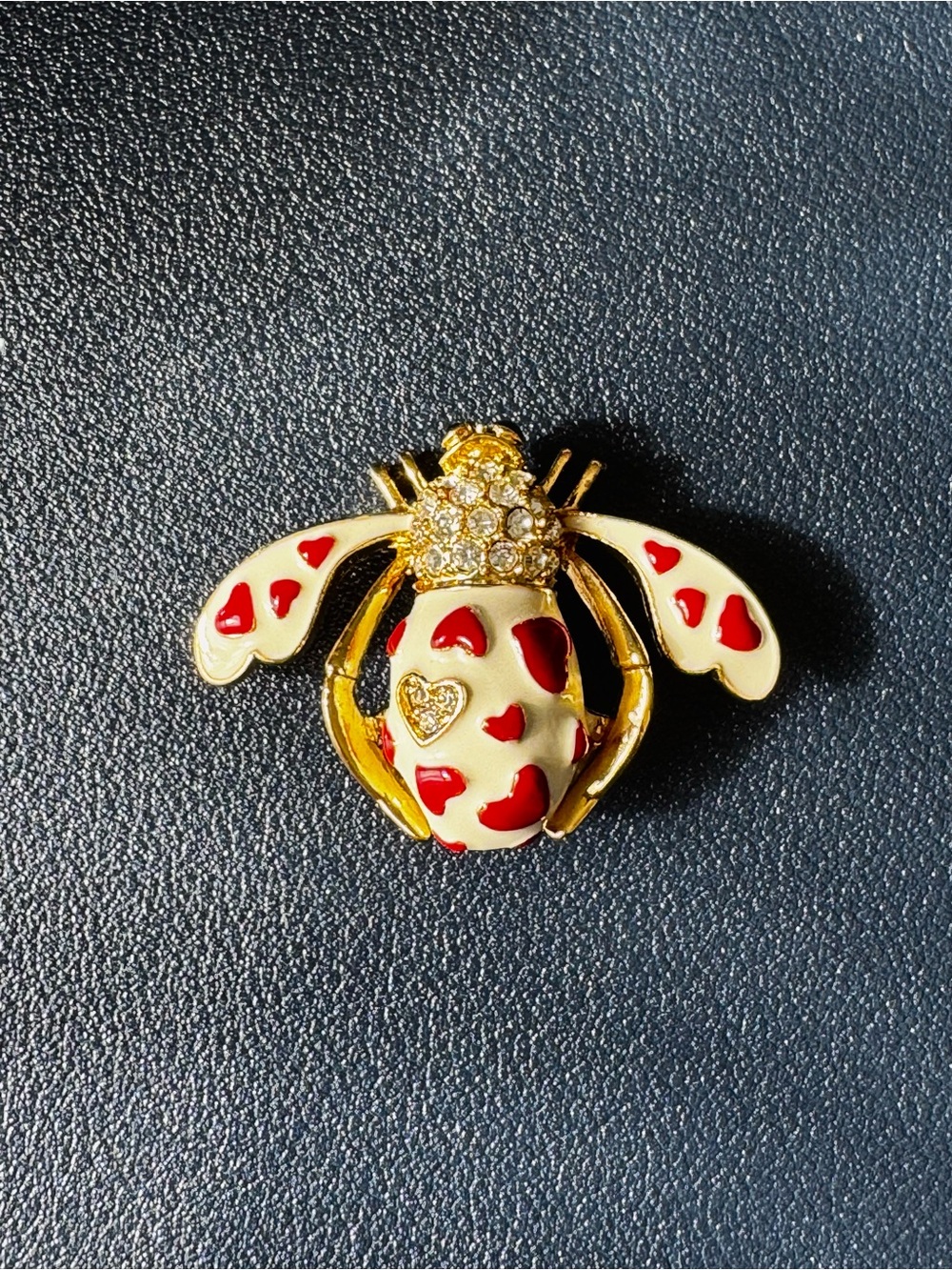 Joan Rivers Pave Crystal BEE PIN Brooch HEARTS Lots Of Love White Enameled Gold